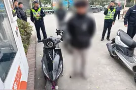 俩小伙不仅长得一模一样，还做了同一件事被民警抓获……图片
