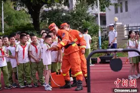 福建上杭多部门联合进校园 送儿童节“安全礼包”图片