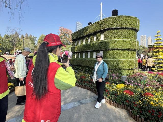 金菊铺锦映江城，志愿红暖赏菊路，武汉文旅志愿者护航金秋菊展