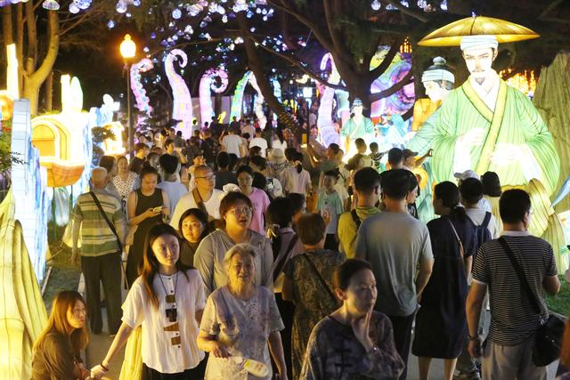 潮起灯海间 帆影映城色 “岛城帆·潮灯汇岸”主题区域点亮青岛夏夜