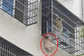 惊心3分钟！广西女童脖子卡在三楼防盗网上，身体悬空挣扎，湖北小伙提刀砍窗救人图片
