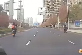 15岁男孩骑摩托“翘头”炫技 他爸：“要好好敲打一下！”图片