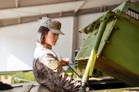 装甲驾驶特级，荣立二等功，这个95后女兵刷屏了！图片
