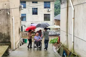 你推轮椅我撑伞 雨中这一幕真暖图片
