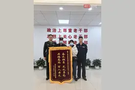 获救者上门致谢！救人士官章钟宇收到锦旗和感谢信图片