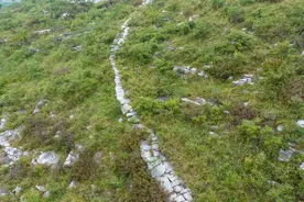 济南南部山区现一千年古道，逶迤在群山之巅，至今仍有石屋残垣图片