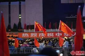 此刻人山人海，国庆氛围感拉满福州五一广场隆重举行国庆升旗仪式图片