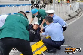 【身边的感动】外卖小哥街头突发疾病 荆州交警暖心救助护平安图片