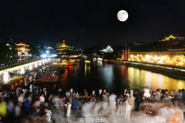 双节同庆，一见倾“秦”丨中秋赏月，“浸”在秦淮~