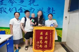 新生儿科医护陪早产儿过“难关”，一年后夫妇带孩子回医院感恩医护图片