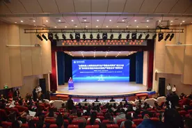 全国机器人和数控机床行业产教融合共同体成立大会暨郑州航空港经济综合实验区产教联合体授牌仪式在河南职院举行图片