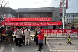 泉山区“暖心居保”服务百姓进社区图片