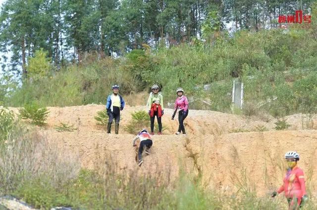 可俯瞰动车穿行山野,广西一山顶机位走红!紧急提醒:非景区,尚未开发