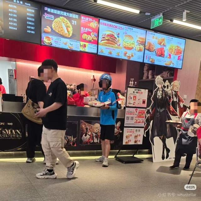 想要堂食却发现外卖便宜一半？他们抱着外卖餐盒店里吃！商家“欲哭无泪”，有的干脆下禁令