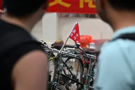 老街巷里的复古自行车展图片