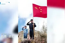 海拔3404.6米，5岁警娃跟随父亲踏雪巡边图片