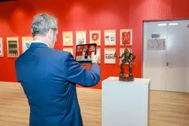 绘脸谱捏面人，14国友人参与“京剧文化之旅”图片