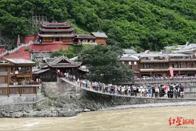 连续洪峰过境，泸定桥因河水倒灌和冲刷存在安全隐患闭园，开放时间待定图片