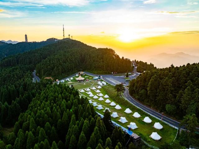 暑期文旅市场一半火焰一半冰，明月山凭啥是那把火？