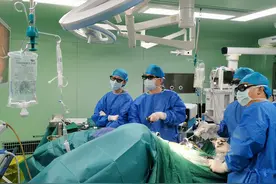 脊柱侧弯老人不堪“造口”之扰，医生高难度“还原”助其回归正常生活图片