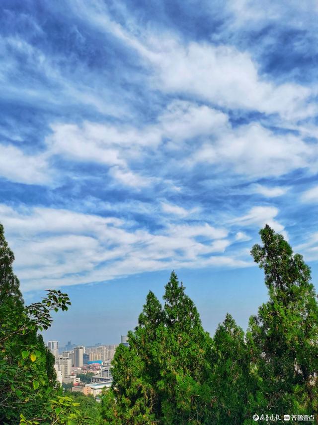 秋韵美景，蓝天白云下的济南英雄山