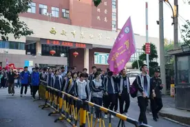 西安市东城一中组织高二年级开展远足实践活动图片