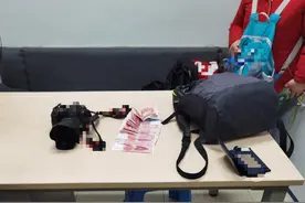 装有价值1.7万元贵重物品的双肩包遗失，武汉民警逐帧调看监控追回失物图片