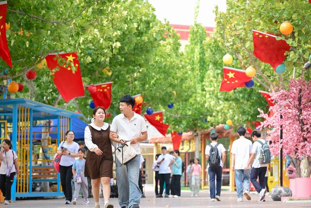 一场“专属礼遇”，济南方特邀30余组退役军人家庭免费游园｜国庆中秋·嘻游记