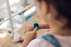 电话手表建起了“抄作业群”？寒假里，这个东西让家长又爱又恼图片