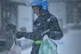 春雪来袭  外卖员顶风冒雪奔波忙图片