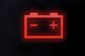 电车车主：这两个灯亮了，千万别大意！图片