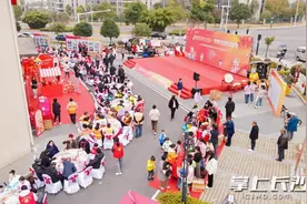 南海戍边兵哥哥发来视频“云团圆” 东华山下20桌新年家宴全邻同乐图片