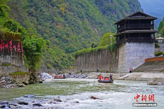 湖北巴东：拉纤漂流“拉”动冬日旅游热