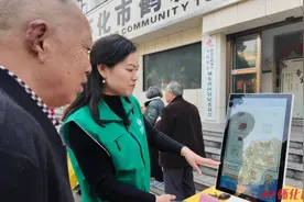 鹤城区城东社区：志愿者为老人送健康图片