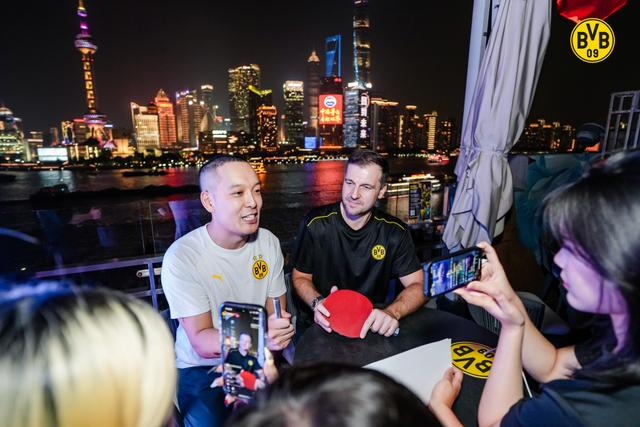 这一次以足球之名造访上海，波尔和樊振东火锅话友情