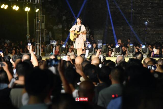 城墙上都是人！荆州这场歌会太燃了～