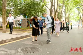 井盖异响扰民怎么破？人大代表联络站里解难题图片