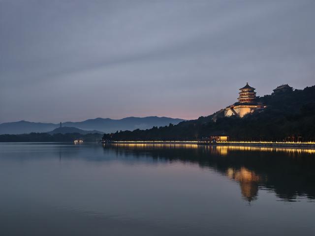 京城入夜流光溢彩，处处美景温柔醉人