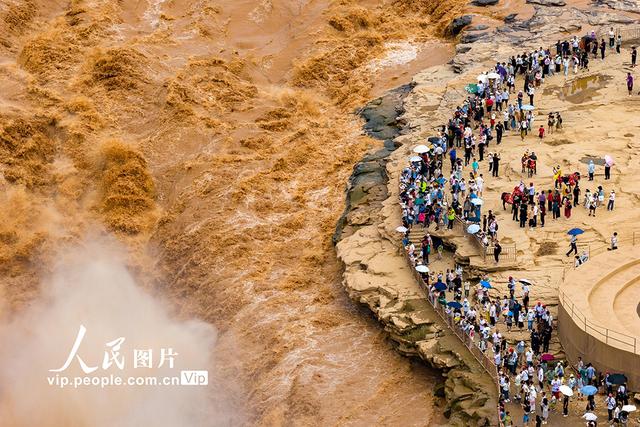 陕西延安：黄河壶口瀑布壮美景色引客来