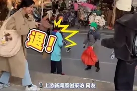 大妈吵架被围观女生同步模仿 拍摄者：没想到女生突然入镜，更搞笑图片