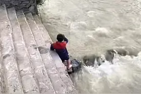 广西两男孩河边玩水，热心路人“唐僧式”劝导其上岸，确认安全后才离开图片
