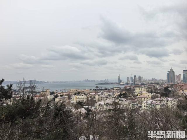 红瓦绿树，白雪皑皑