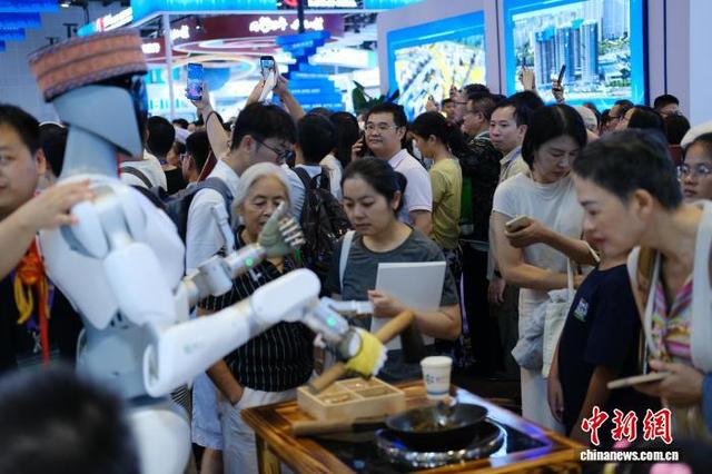 东博会“魅力之城”桂林展区人气旺 民众沉浸式体验科技与文旅交融之美