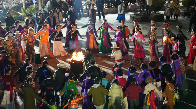 丽江泸沽湖景区：泛舟碧波览山水画卷 沉浸非遗话浓郁年味