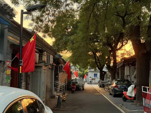 “中国红”扮靓街头 浓厚氛围迎抗战胜利80周年