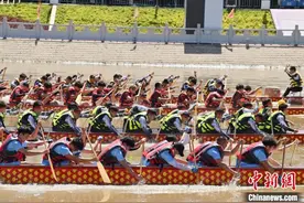 从严冬划到盛夏 东北龙舟火出圈图片