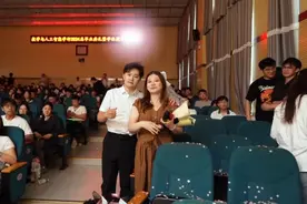 果然视频｜齐鲁工大毕业典礼变求婚现场，情侣将携手去读博图片