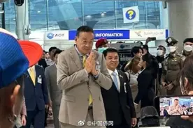 泰国总理到机场迎接中国游客图片