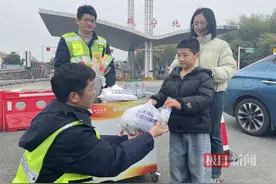 回收垃圾送鲜花，湖北高速公路“护花使者”献礼妇女节图片