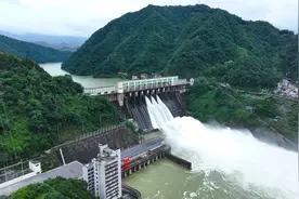 湖南省柘溪水库今年首次开闸泄洪图片